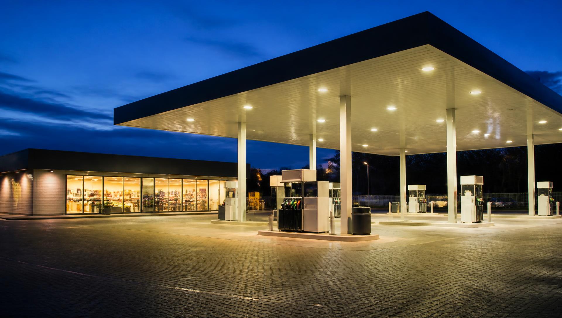 Estación de servicio de Intercon iluminada al atardecer